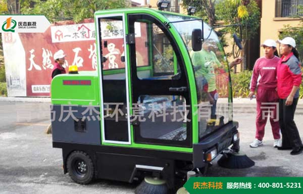 工廠掃地車現(xiàn)在越來越多的出現(xiàn)在工廠車間當(dāng)中