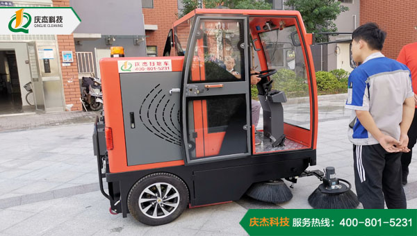 小型電動(dòng)掃地車?yán)m(xù)航能力怎么樣？